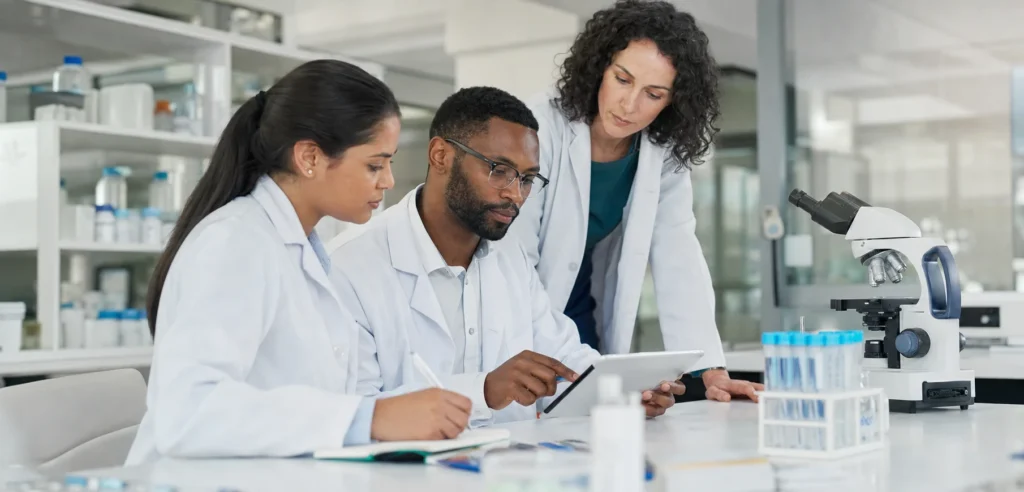 Equipe científica analisando resultados em laboratório